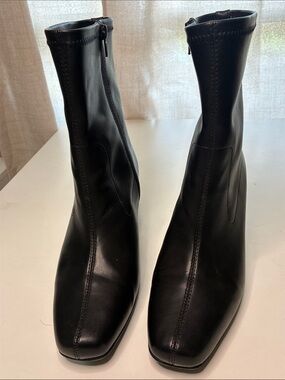AEROSOLES Black Stretch Leather Ankle Booties